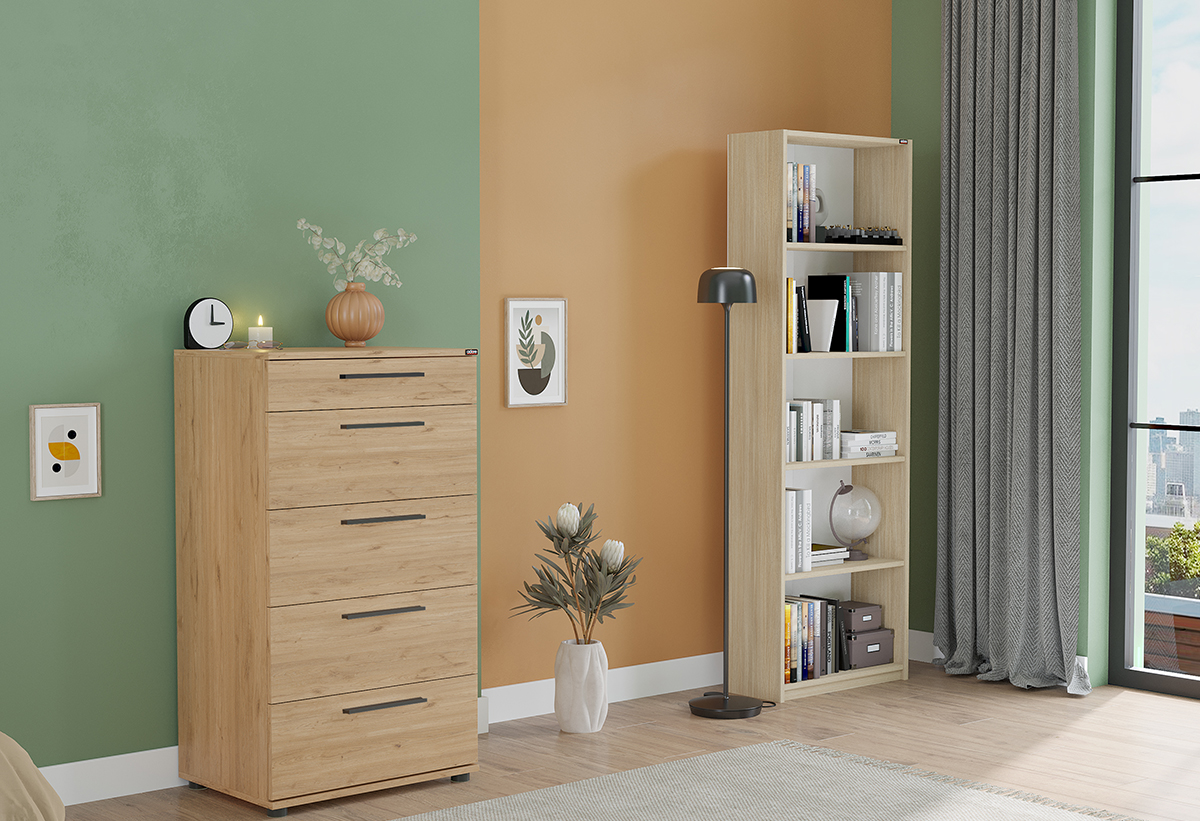 Απεικονίζεται η συρταριέρα σε δωμάτιο.